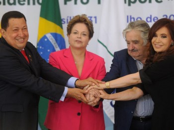 Na tarde de hoje, os Presidentes dos Estados-Membros do Mercosul emitiram um comunicado conjunto ante a desaparição física e em homenagem do presidente Hugo Chávez. A mensagem é exibida a continuação e está disponível para descarregar no final do texto.